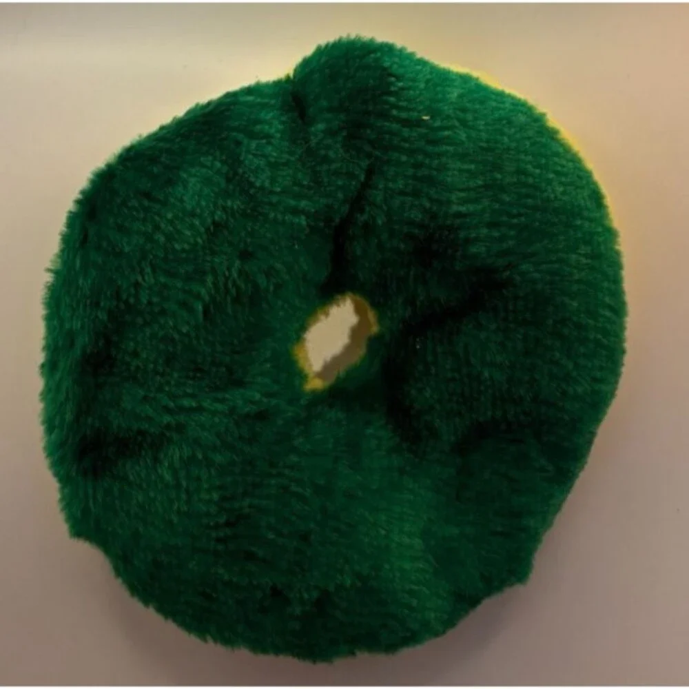 Squeaky Donut Dog Toy – Plush Ring – Soft Chew Toy – Fun Pet Play – Multi‑Color